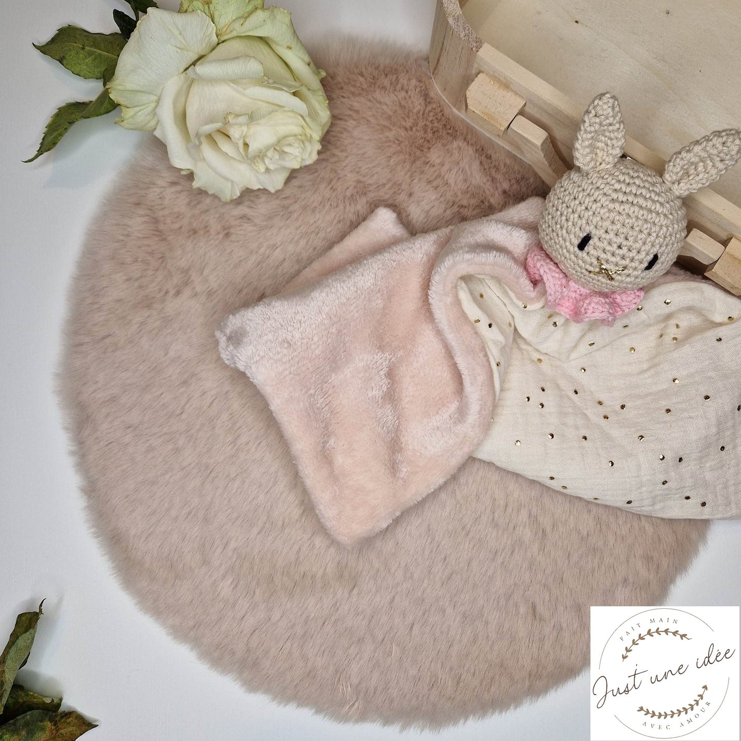 Lapin Calin - collerette rose