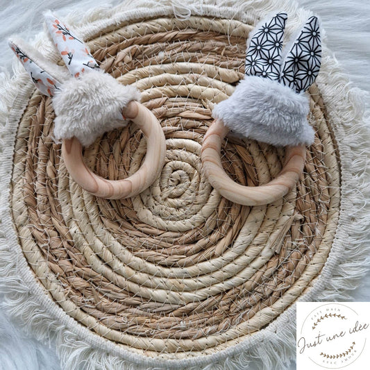 Hochet - oreilles de lapin en tissus